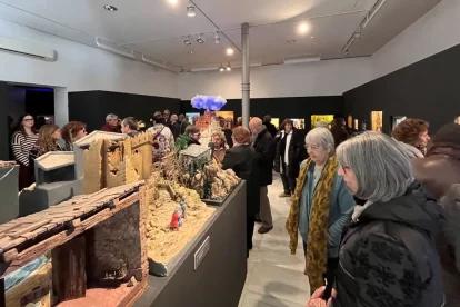 Assistents ahir en la inauguració de la mostra a la sala d’exposicions de la Paeria. - PAERIA