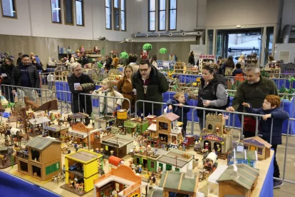 Visitants ahir a la tarda al certamen. - AMADO FORROLLA