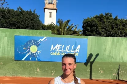 Aran Teixidó, amb el trofeu conquerit diumenge a Melilla.