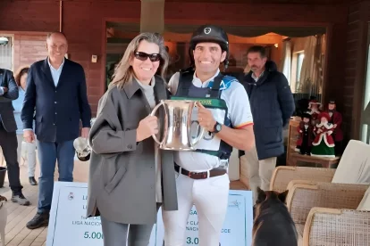 Albert Hermoso rebent la Copa del Rei de mans de Marta Botín. - REIAL FEDERACIÓ HÍPICA ESPANYOLA