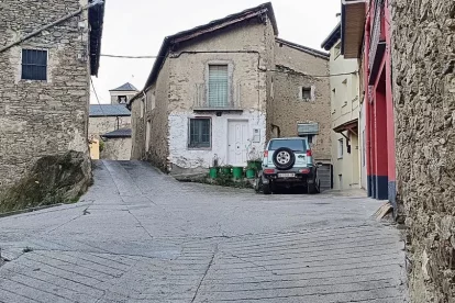 El carrer del Joc de la Bola presenta un important estat de deteriorament. - C. SANS