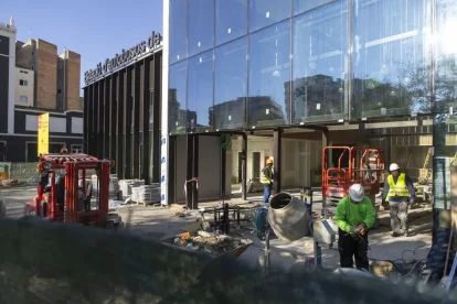 Obres malgrat ser festiu. Les obres de construcció de la nova estació d’autobusos de Lleida, ubicada als antics Docs i l’entorn de la farinaire La Meta, no paren ni en dia festiu. Ahir, dia de la festivitat de la Immaculada Concepció, operaris treballaven tant a l’exterior com a l’interior de l’equipament, que hauria d’estar en funcionament la primavera vinent. - JORDI ECHEVARRIA