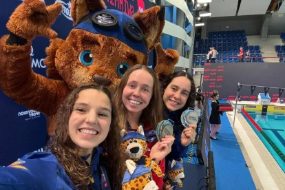 Una foto diferent de les tres nadadores amb la lleidatana en primer pla. - @AMASO87