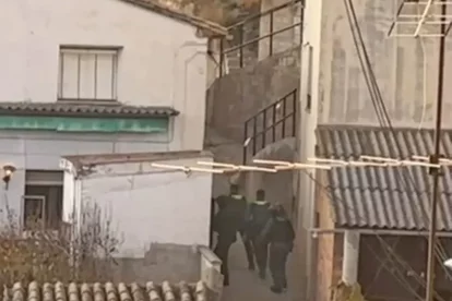 Moment en què la Guàrdia Civil va accedir a l’habitatge de l’agressor, que va ser trobat mort. - RRSS