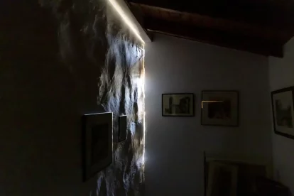 Hi ha cases en què les esquerdes són tan grans que hi passa la llum. - JORDI ECHEVARRIA