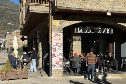 Visitants ahir en un restaurant a peu de carretera a Rialp, a prop de les pistes de Port Ainé. - EDGAR ALDANA