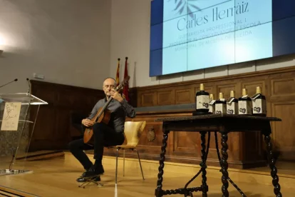 Carles Herraiz va interpretar ahir tres composicions d’Emili Pujol, durant la presentació en l’IEI. - AMADO FORROLLA