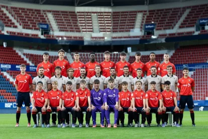 Raúl, sisè per la dreta a la fila central, amb la plantilla que entrena aquest any, el Juvenil A de l’Osasuna.