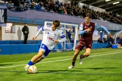 Una acció del partit de Copa Catalunya que van disputar Mollerussa i Lleida al novembre. - JOSEP MARIA RIBES