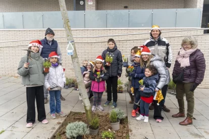 Les famílies que van enjardinar ahir escocells al carrer Camí de Picos. - PAU PASCUAL PRAT
