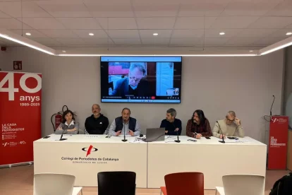 Representants municipals i de les entitats denunciants, ahir durant la presentació. - M. CODINAS