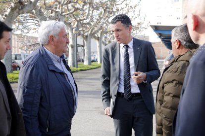El conseller d'Agricultura, Òscar Ordeig, amb el president de la Comunitat General de Regants dels canals d'Urgell, Amadeu Ros, abans de la reunió a la Casa Canal.