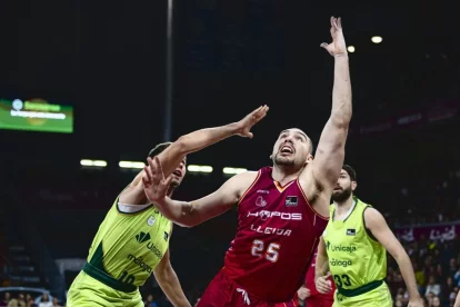 Cameron Krutwig reconeix que a l’equip li falta regularitat. - ACB PHOTO/POL PUERTAS