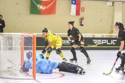 Aina Florenza prova de batre la portera visitant Julieta Rouco, autora de moltes parades. - CLARA LIÁÑEZ