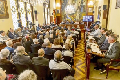 Familiars de funcionaris i treballadors de la institució represaliats, durant l’homenatge. - JORDI ECHEVARRIA