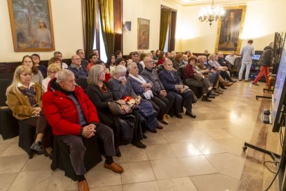 Familiars de funcionaris i treballadors de la institució represaliats, durant l’homenatge.