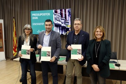 El president de la Diputació de Lleida, Joan Talarn, amb els vicepresidents Sandra Castro, Agustí Jiménez i Rosa Pujol durant la presentació dels pressupostos del 2026.