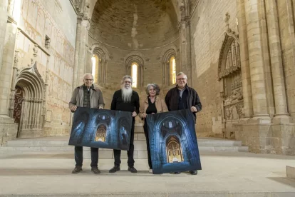 Membres d’Amics de la Seu Vella, ahir davant de l’absis, subjectant una foto que reprodueix el fenomen. - JORDI ECHEVARRIA