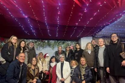 Representants de l’associació i polítics, a la casa del Pare Noel de Democràcia i Remolins. - ASSOCIACIÓ DE COMERCIANTS DE DEMOCRÀCIA I REMOLINS