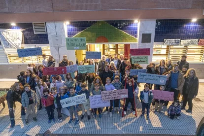 Famílies de Joc de la Bola amb pancartes en contra del tancament de la ludoteca Arenys del Segre. - PAU PASCUAL PRAT