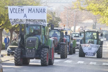 Més d’un centenar de tractors es van mobilitzar ahir a Tàrrega durant gairebé cinc hores. - LAIA PEDRÓS