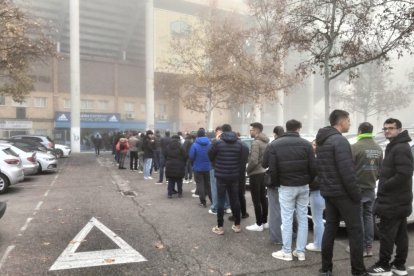 Centenars d'aficionats fan cua per accedir a la botiga del Camp d'Esports.