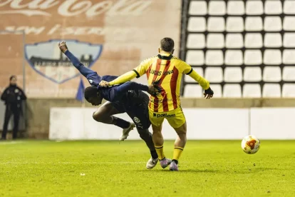 Un jugador de l’Atlètic Lleida pugna amb un del Sant Andreu en una acció del partit. - INGRID SEGURA