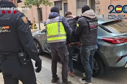 Un dels detinguts durant l’operatiu conjunt. - MOSSOS D’ESQUADRA/POLICIA NACIONAL