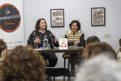 Anna Sàez al costat de Josepa Sopeña durant la presentació del llibre en la irreductible. - PAU PASCUAL