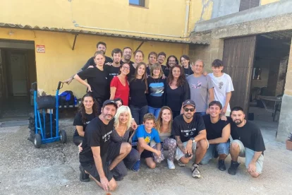 Part de l’elenc i equip tècnic d’‘El sueño de Aylan’, durant el rodatge a Osca l’any passat. - J.B.