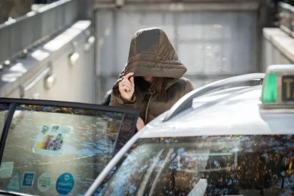 Leire Díez va abandonar l’Audiència Nacional cobrint-se la cara amb la caputxa de l’abric. - EUROPA PRESS