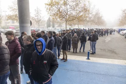 Llargues cues per comprar a la botiga del Lleida CF, ahir als voltants del Camp d’Esports. - JORDI ECHEVARRIA