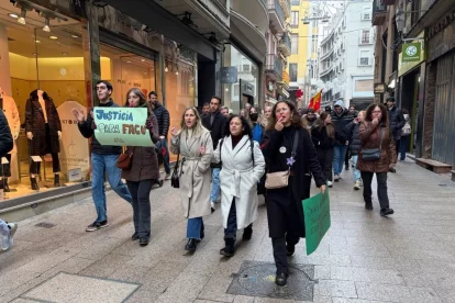 Imatge de la manifestació ahir amb les dos germanes de l’agredit al capdavant de la marxa. - A. GUERRERO