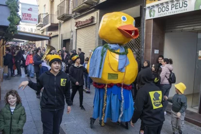 Lo Groguet va desfilar ahir pel centre comercial amb la música dels Grallers de la Barra. - LAIA PEDRÓS