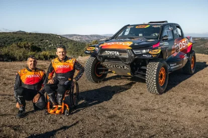 Txema Villalobos i Isidre Esteve, al costat del vehicle per al Dakar. - MEDIAGE.ES