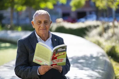 Jordi Gonzalvo, amb el seu llibre ‘Al compás del balón’, que presentarà demà a Lleida. - EDITORIAL BASE
