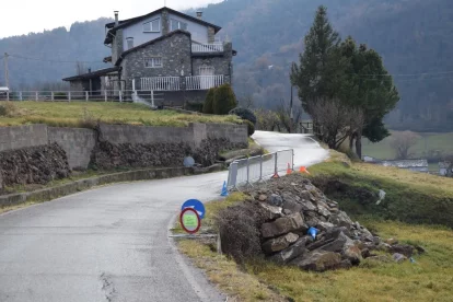 El camí té limitat l’accés de vehicles pesants. - C.SANS