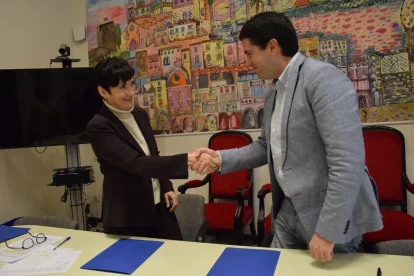 L’ajuntament va firmar ahir el conveni amb la representant provincial de la DGT. - C.SANS