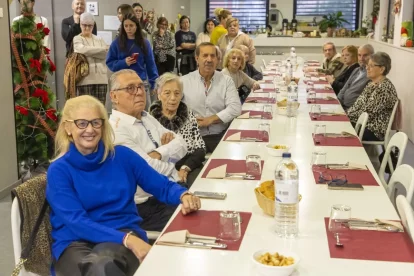 Una trentena de persones van participar en el dinar de prova, ahir al centre de Santa Teresina. - JORDI ECHEVARRIA