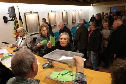 La votació celebrada a Miralcamp va omplir d’assistents la sala de plens. - J. GÓMEZ