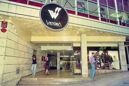 L’entrada principal del Bulevard Victòria pel carrer Cavallers.