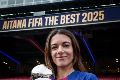 Aitana Bonmatí, amb el trofeu del The Best al Camp Nou. - FC BARCELONA