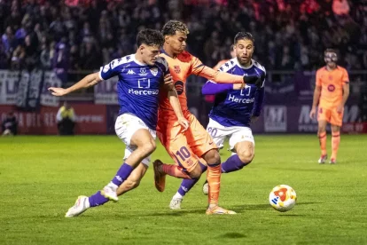 Lamine Yamal lluita amb dos jugadors del Guadalajara durant el partit. - EFE