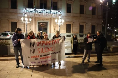 Protesta davant de la subdelegació. Representants del moviment feminista van participar ahir en una protesta davant de la subdelegació del Govern espanyol a Lleida pel nomenament (revocat una setmana després) d’Antonio José Royo Subías com a comissari del Cos Nacional de Policia. - AMADO FORROLLA