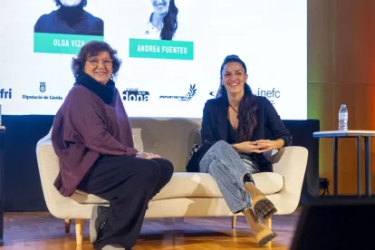 Olga Viza i Andrea Fuentes, durant la xarrada en la VII Jornada Comunicació, Dona i Esport. - JORDI ECHEVARRIA