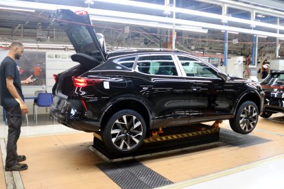 Les comprovacions de la part final de la cadena de muntatge dels cotxes a la fàbrica de Seat.