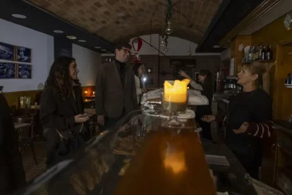 Una cafeteria de General Brito va haver de posar espelmes a l’estar sense electricitat. - JORDI ECHEVARRIA