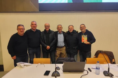 Jordi Gonzalvo, tercer per la dreta, ahir en la presentació. - JCMC