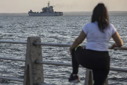 Un vaixell de guerra veneçolà, ahir a Maracaibo. - EFE/ HENRY CHIRINOS
