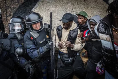 Tensió entre els Mossos d’Esquadra i els ocupants de l’institut B9 durant el desallotjament. - ACN